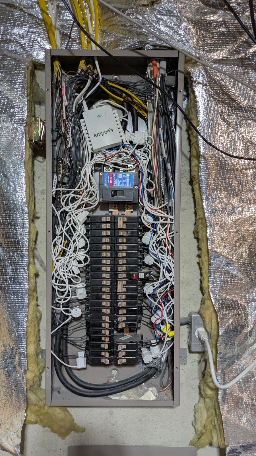 Energy monitoring device installed in a residential panel