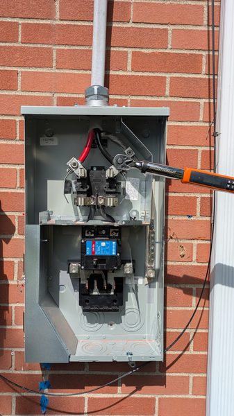 Torque screwdriver on the terminals of an exterior meter-main