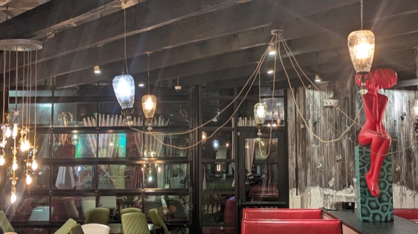 Decorative Edison-bulb pendant lighting in a restaurant dining room
